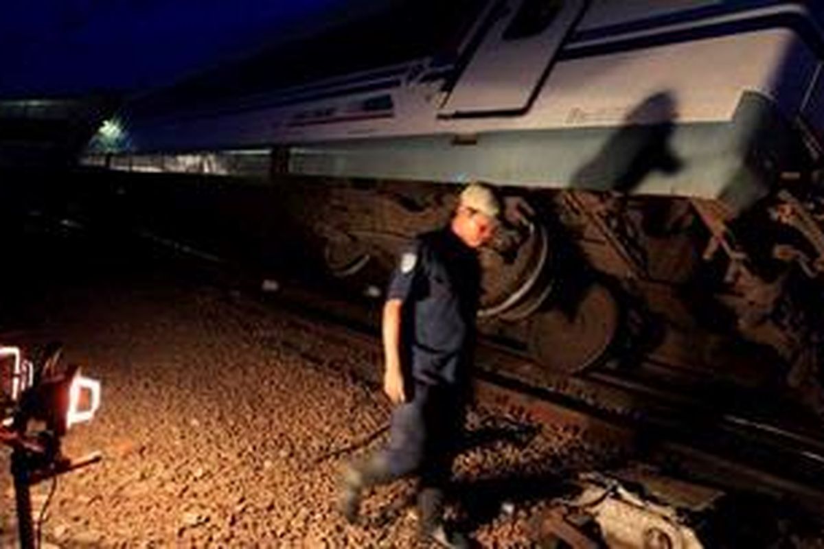 Petugas terus berupaya mengevakuasi tiga dari enam rangkaian kereta api Argo Bromo jurusan stasiun Pasar Turi, Surabaya - Gambir yang anjlok di dekat stasiun Manggarai, Jakarta Selatan, Jumat (30/7/2010).