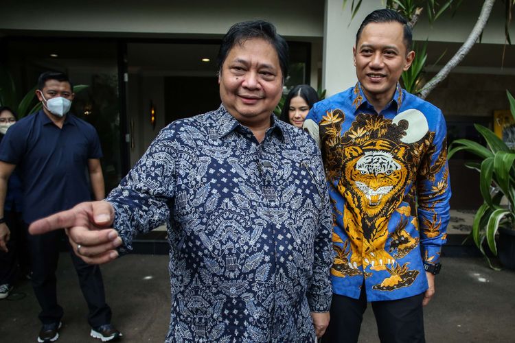 Ketua Umum Partai Golkar Airlangga Hartarto (kiri) berjalan bersama Ketua Umum Partai Demokrat Agus Harimurti Yudhoyono (AHY) (kanan) usai melakukan pertemuan di Widya Candra, Jakarta, Sabtu (7/5/2022). Pertemuan kedua ketua umum partai politik tersebut dalam rangka silaturahim Hari Raya Idul Fitri 1443H.