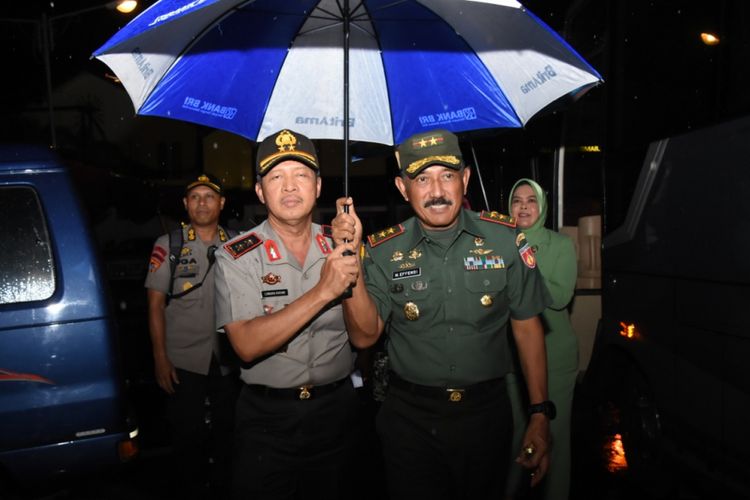 Panglima Kodam IV Diponegoro Mayor Jenderal M Effendi dan Kapolda Jawa Tengah Irjen Pol Condro Kirono