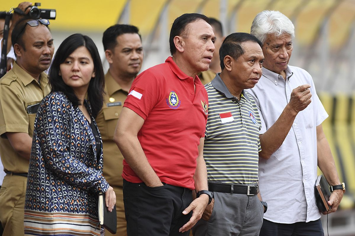 Menteri Pemuda dan Olahraga Zainudin Amali (kedua kanan) bersama Ketua Umum PSSI Mochamad Iriawan (kedua kanan), Sekjen PSSI Ratu Tisha Desria (kiri) dan Direktur Teknik Tim Nasional Indonesia PSSI Danurwindo (kanan) meninjau seleksi pemain Timnas Indonesia U-19 di Stadion Wibawa Mukti, Cikarang, Bekasi, Jawa Barat, Senin (13/1/2020). Sebanyak 51 pesepak bola hadir mengikuti seleksi pemain Timnas U-19 yang kemudian akan dipilih 30 nama untuk mengikuti pemusatan latihan di Thailand.