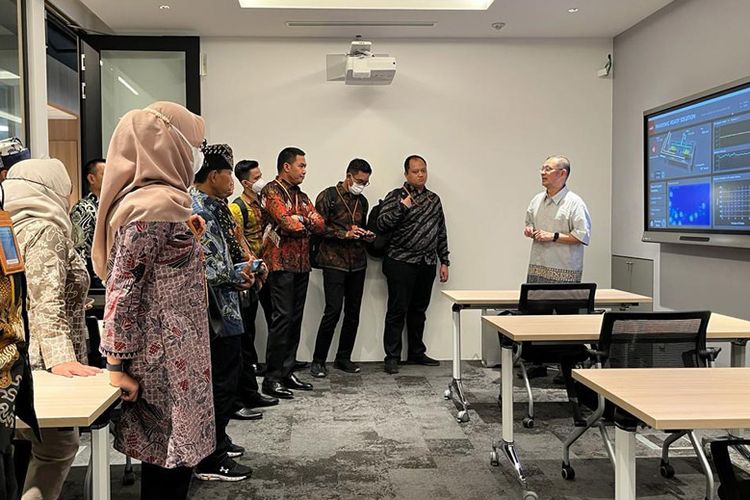 Bupati Banyuwangi Ipuk Fiestiandani bersama dengan 16 kepala daerah lainnya mengikuti Digital Leadership Academy (DLA) di Singapura.