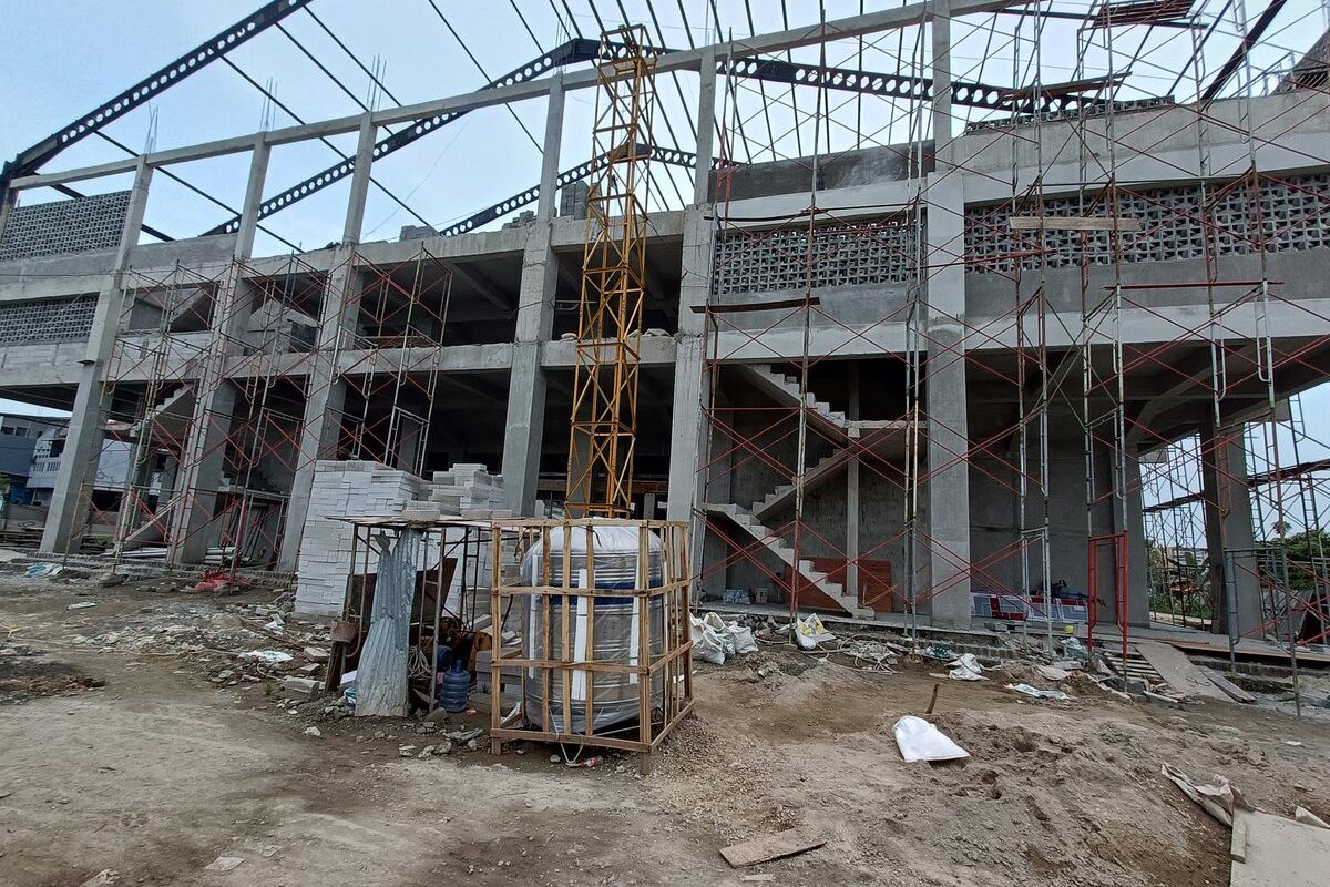 Sudah H-1 bulan Pekan Olahraga Provinsi (Porprov) Banten 2022, pembangunan Gedung Olahraga (GOR) Green Lake City (GLC) masih belum selesai. Bahkan, para pekerjanya pesimis pembangunan akan rampung sebelum pergelaran Porprov Banten 2022 yang akan dilaksanakan mulai tanggal 20 November 2022 mendatang, Selasa (18/10/2022). 