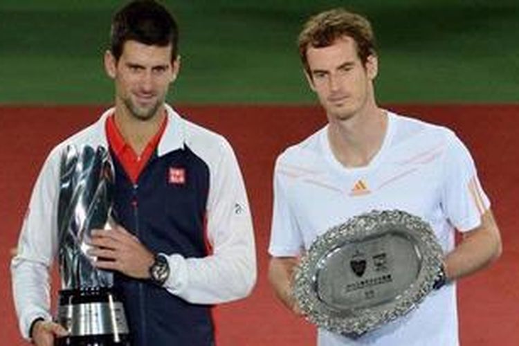 Petenis Serbia, Novak Djokovic (kiri), dan petenis Inggris Raya, Andy Murray, usai final Shanghai Masters, Minggu (14/10/2012). Djokovic jadi juara.