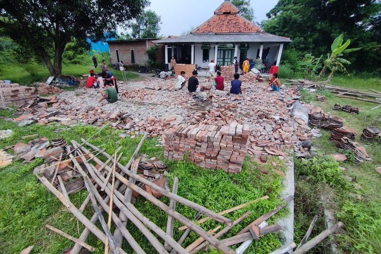 Rumah Sukadna, warga Kampung Argapura, Kelurahan Argasunya, Kecamatan Harjamukti, Kota Cirebon Jawa Barat ambruk pada Sabtu siang (17/12/2022). rumahnya yang terletak di tanah lapang tersapu angin kencang. korban bersama keluarga ngungsi di musola