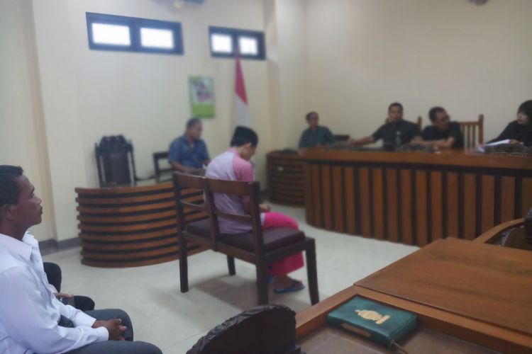 Vonis kasus penganiayaan guru atas muridnya di Pengadilan Negeri Kabupaten Sampang, Selasa (6/3/3018). Halili, pelaku pembunuhan tertunduk diam di hadapan majelis hakim.