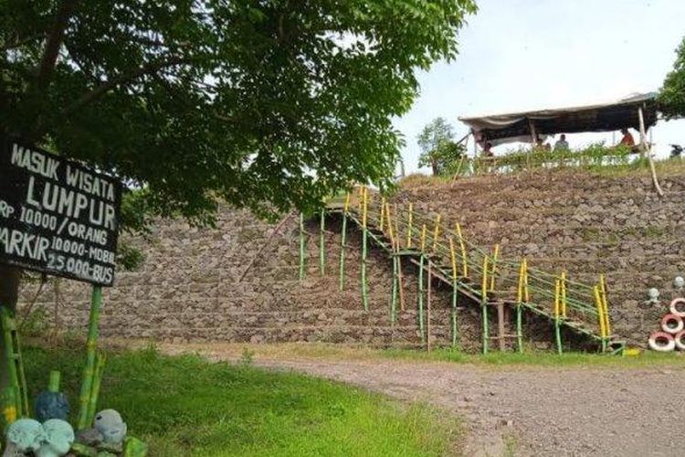 Tanggul penahan lumpur yang disulap menjadi lokasi pandang wisata lumpur Lapindo.