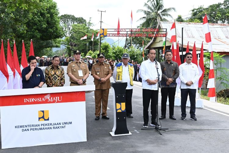 Presiden Joko Widodo saat meresmikan 27 ruas jalan yang merupakan Pelaksanaan Inpres Jalan Daerah (IJD) di Provinsi Sulawesi Selatan.   Peresmian tersebut dipusatkan di Kabupaten Pangkajene dan Kepulauan (Pangkep), pada Kamis (22/2/2024).