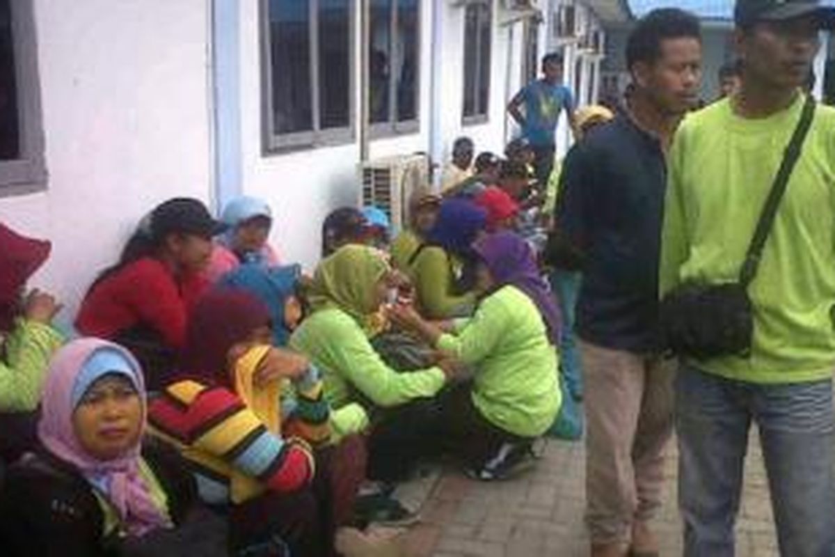 Puluhan petugas kebersihan yang bekerja di Bandara Kualanamu International Airport (KNIA) melakukan aksi mogok kerja, Kamis (8/5/2014). Mereka melakukan mogok karena belum gajian selama tiga bulan berturut-turut. 