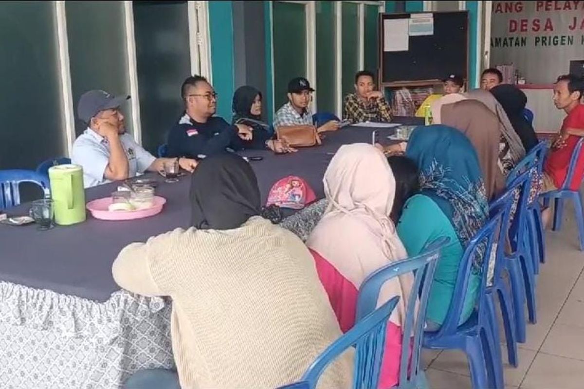 Sejumlah warga yang melapor ke posko pengaduan korban pinjol dan kredit murah di Kantor Desa Jatiarjo Kecamatan Prigen Pasuruan, Sabtu (21/12/2024) 