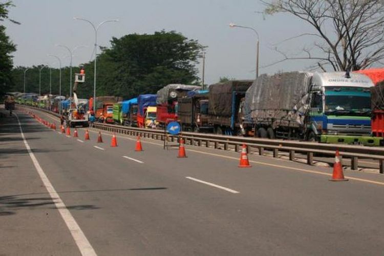 Antrean truk di tol Merak-Jakarta di wilayah Kota Cilegon, Banten, Jumat (25/5/2012).