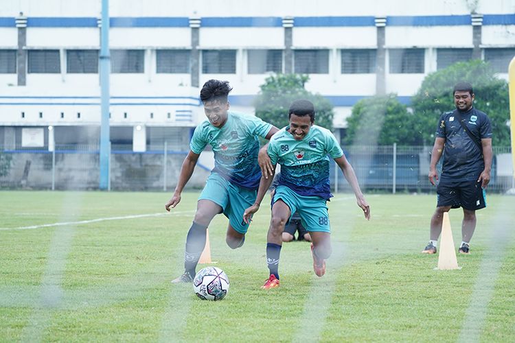 Tim Persib Bandung menggelar sesi latihan di Stadion Sidolig, JL Ahmad Yani, Kota Bandung, Kamis (11/11/2021).