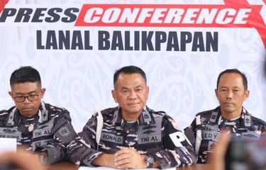 Komandan Detasemen Polisi Militer (Dan Denpom) Lanal Balikpapan, Mayor Laut (PM) Ronald Ganap dalam press konfrence terkait kasus pembunuhan, Rabu (26/3/2025) di Mako Lanal Balikpapan. Seorang anggota TNI Angkatan Laut (TNI AL) yang bertugas di Pangkalan Angkatan Laut (Lanal) Balikpapan, Kalimantan Timur diduga terlibat dalam kasus pembunuhan Juwita, seorang wartawan perempuan di Banjarbaru, Kalimantan Selatan. 