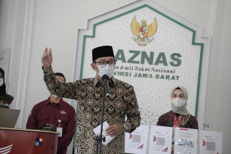 Gubernur Jawa Barat Ridwan Kamil menghadiri kegiatan Gerakan Cinta Zakat Jawa Barat di Gedung Pakuan, Kota Bandung, Jumat (30/4/2021).