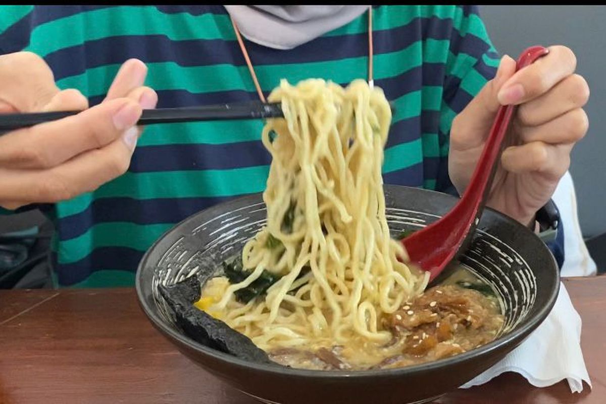 Salah seorang pengunjung tengah menikmati ramen di Ramen & Company Bandung. Tempat makan ini menawarkan diskon khusus bagi pelajar dan pemain Mobile Legends. 