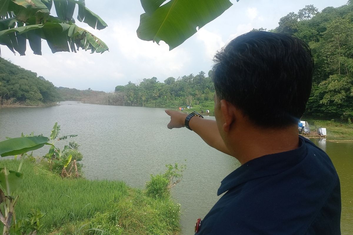 Genangan air baru dampak disposal Tol Cisumdawu merendam 8 hektare lahan di Blok Cihamerang, Desa Sukasirnarasa, Rancakalong, Sumedang, Jabar, Selasa (9/5/2023). AAM AMINULLAH/KOMPAS.com