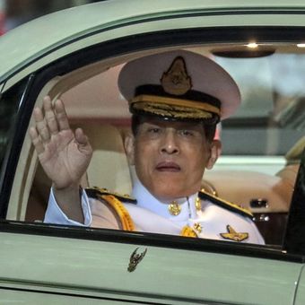 Raja Thailand Raja Maha Vajiralongkorn melambai dari limusinnya setelah meresmikan upacara kelulusan di Universitas Thammasat di Bangkok, Thailand, Sabtu (31/10/2020).