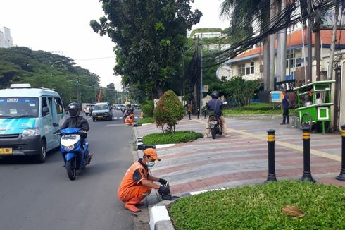 Sambut HUT DKI Jakarta, Kanstin Trotoar di Petojo Selatan Dicat