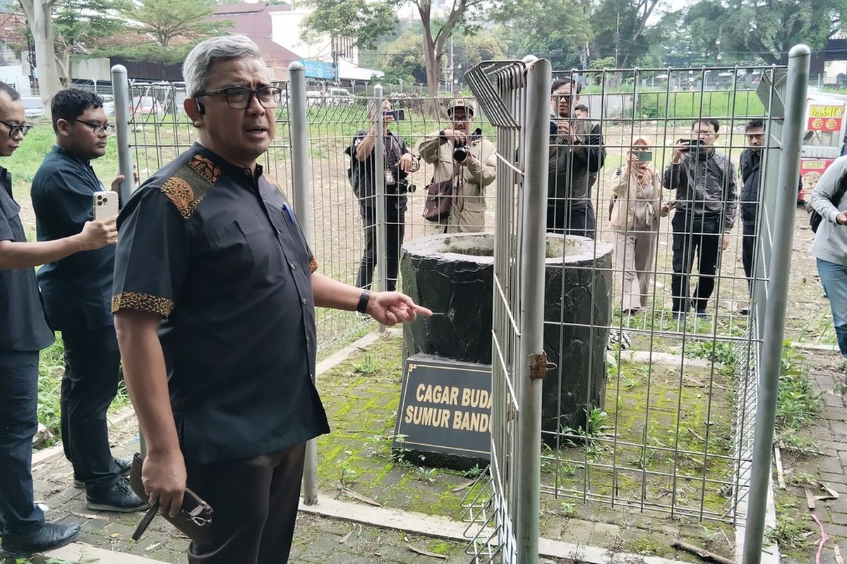 Wali Kota Bandung, Muhammad Farhan, mengunjungi situs cagar budaya Sumur Bandung di lahan ex Palaguna Plaza, Jalan Asia Afrika, Kota Bandung, Kamis (22/5/2205).