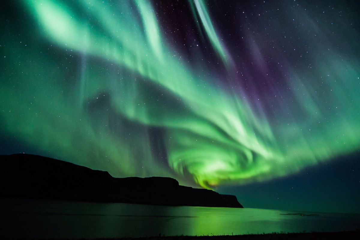 Gambar aurora berbentuk spiral. Foto ini diambil di Islandia.