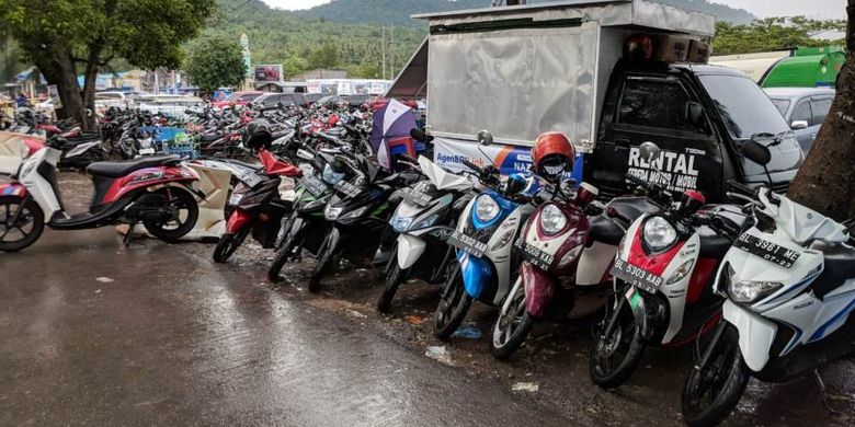Deretan sepeda motor yang bisa disewa di Pelabuhan Balohan, Kota Sabang, Aceh, Jumat (10/5/2019).