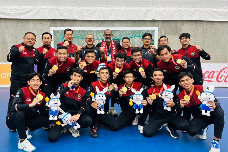Timnas hoki indoor putra Indonesia yang berhasil mempersembahkan medali emas SEA Games 2023, sekaligus mencatat torehan sejarah.