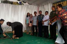 Mau Foto Bersama, Menteri Susi Tukar Sandal Jepit dengan Sepatu di di Atas Panggung
