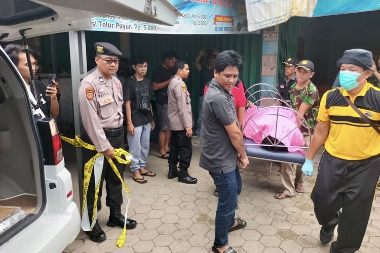Proses evakuasi korban bunuh diri di gerai link bank di Bandar Lampung, Sabtu (21/1/2024).