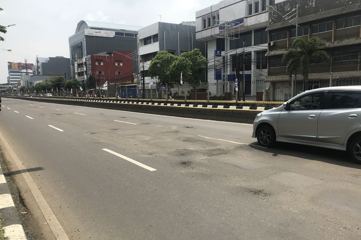 Jalan Gunung Sahari ke arah Ancol nampak rusak dan berlubang, Selasa (2/4/2019). 