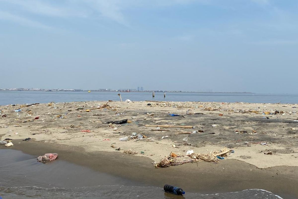 Kondisi Pulau G di Teluk Jakarta yang ditetapkan menjadi kawasan permukiman oleh Gubernur DKI Jakarta, Anies Baswedan masih tampak kosong tanpa hunian apa pun per Senin (26/9/2022). 