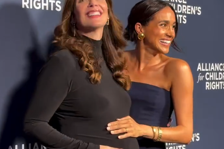 Tangkapan layar akun Instagram Meghan Markle @meghan. Meghan Markle tampil elegan dengan gaun sederhana yang dipadukan aksesori milik Putri Diana.