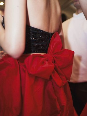 Patricia Gouw tampil memukau di Jember Fashion Carnaval dan Artwear Carnival 2025 dengan busana dramatis, aksesori megah, dan riasan glamor.