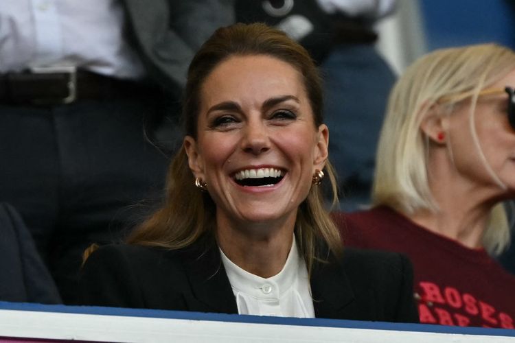 Outfit Kate Middleton Saat Nonton Rugby, Pakai Blazer Alexander McQueen