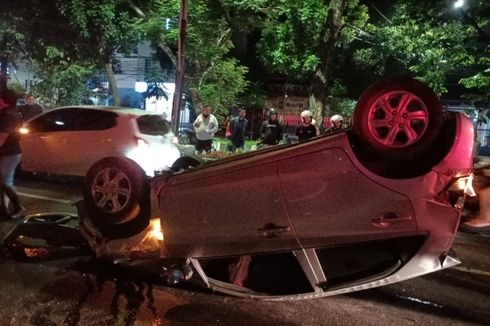 Mobil Terbalik di Kota Malang, Sopir Diduga Hilang Konsentrasi akibat Mabuk Alkohol
