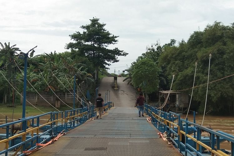 Jembatan penyeberangan perahu milik Haji Endang yang menghubungkan Dusun Rumambe 1, Desa Anggadita Kecamatan Klari dengan Desa Parungmulya Kecamatan Ciampel, Kabupaten Karawang, Rabu (29/12/201).