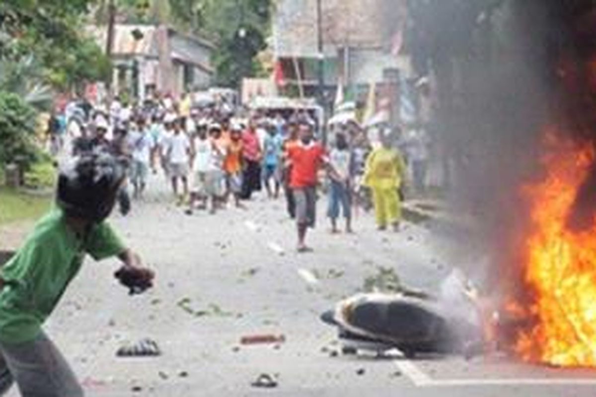 Suasana bentrokan antardua kelompok massa yang terjadi di Kota Ambon sejak Minggu (11/9/2011) siang hingga petang. Bentrokan ini dikabarkan telah menewaskan tiga korban jiwa. 