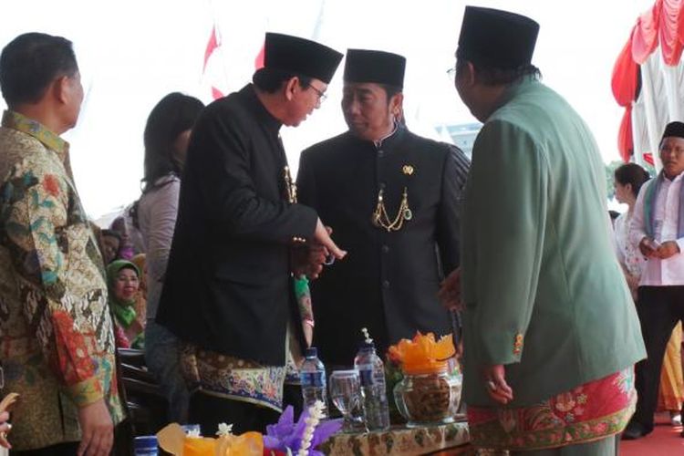 Wakil Gubernur DKI Jakarta Basuki Tjahaja Purnama (dua dari kanan) berbicara dengan Wakil Ketua DPRD DKI Abraham Lunggana (dua dari kiri) pada acara Lebaran Betawi di Silang Timur Monas, Jakarta, Minggu (14/9/2014).