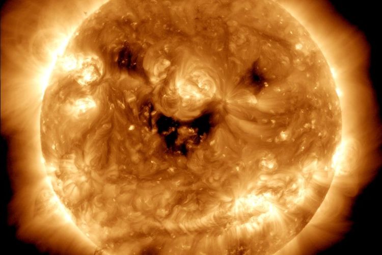 Observatorium Dinamika Matahari NASA menangkap Matahari sedang tersenyum.