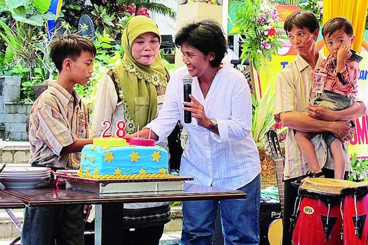 Aam (13), siswa Sekolah Dasar Negeri Gadel 2, Surabaya, Jawa Timur, bersama keluarga diperkenalkan sebagai keluarga jujur yang justru tersingkir dari rumahnya pada acara HUT Ke-28 Radio Suara Surabaya,   Minggu (11/6).