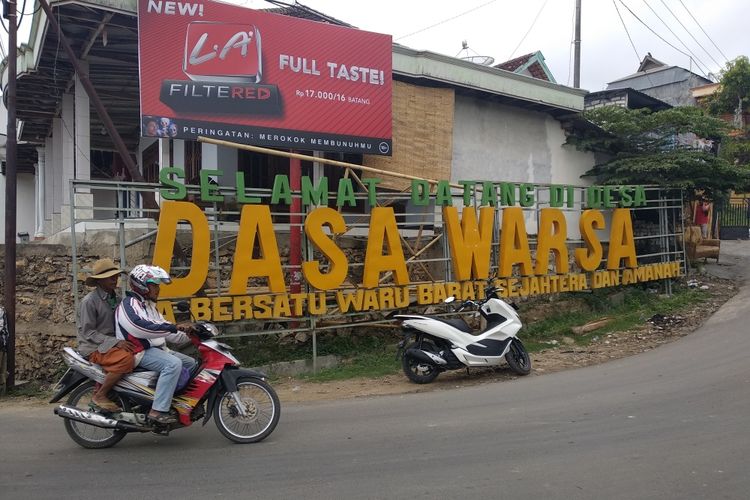 Jalan masuk desa Waru Barat dipasang tulisan Dasa Warsa akronim dari Desa Bersatu Waru Barat Sejahtera dan Amanah.  