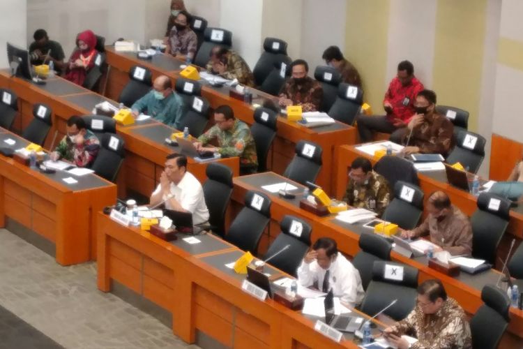 Menteri Koordinator Bidang Kemaritiman dan Investasi Luhut Binsar Pandjaitan mendengarkan pertanyaan yang dilontarkan di Badan Anggaran (Banggar) DPR RI, Senin (22/6/2020).