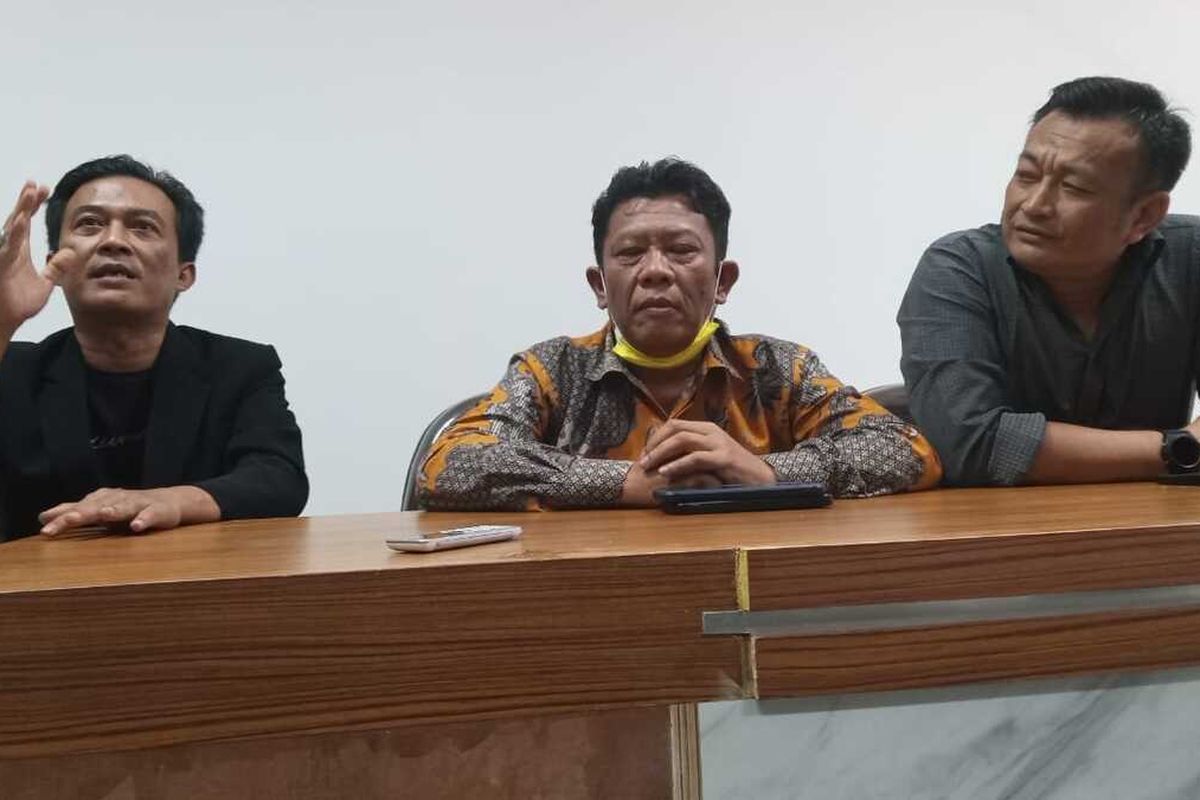 Jajaran Fraksi Partai Golkar DPRD Cianjur, Jawa Barat memberikan keterangan kepada wartawan, Jumat (15/9/2023) petang perihal insiden keributan yang melibatkan dua anggota mereka.