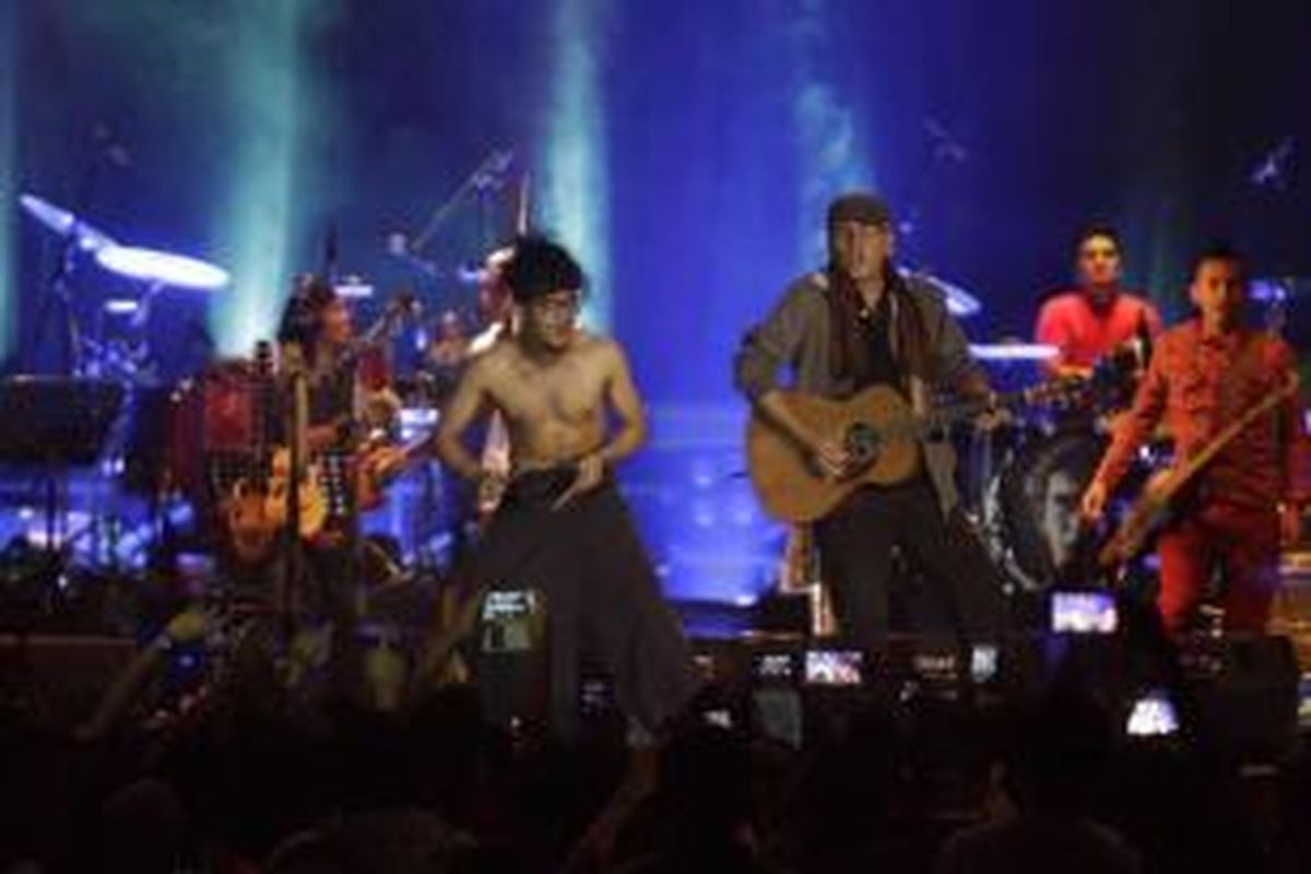 Aksi Iwan Fals konser bertajuk 'Untukmu Indonesia' di Istora Senayan, Jakarta, Sabtu (21/11/2015). Konser ini merupakan mimpi terpendam Iwan Fals yang ingin membuat konser megah. Melalui konser ini Iwan Fals juga ingin menunjukkan wujud cintanya kepada Indonesia melalui lirik lagu. 