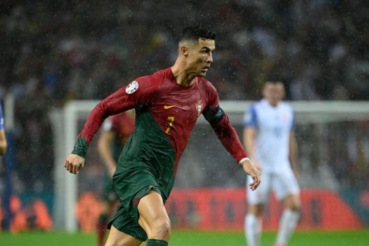 Penyerang Portugal, Cristiano Ronaldo, menggiring bola dalam Kualifikasi Euro 2023 yang mempertemukan Portugal vs Slovakia di Stadion Dragao pada 13 Oktober 2023. Terkini, Ronaldo menepis isu pensiun dari timnas Portugal. (Foto oleh MIGUEL RIOPA / AFP)