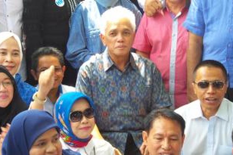 Ketua Umum PAN 2010-2015 Hatta Rajasa (tengah) menyempatkan diri berfoto bersama di sela-sela penyelenggaraan Kongres IV PAN di Nusa Dua, Bali, Senin (2/3/2015).