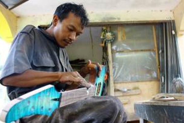 Salah seorang pekerja di O’ox Guitar Maker, Ambarawa.