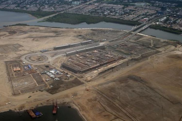 Pengerjaan proyek pembangunan permukiman, perkantoran, dan kawasan niaga, di pulau hasil reklamasi di Teluk Jakarta, Sabtu (12/12/2015). 