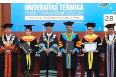 Cerita Tina Toon Jadi Wisudawan Kehormatan Universitas Terbuka