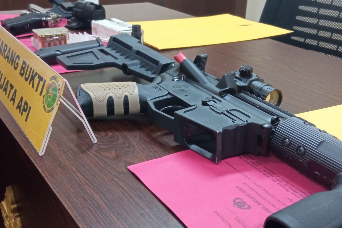 A firearm owned by Frenchman Rayan Jawad Henri Blitar which was confiscated by the Indonesian National Police in Bali on Wednesday (23/12/2020)