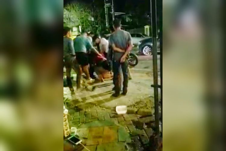 Potongan gambar yang memperlihatkan dua wanita terlibat saling adu jotos hingga terjatuh ke tanah dan lerai oleh beberapa pria di depan salah satu diskotik di bilangan Jalan Arif Rate, Kecamatan Ujung Pandang, Kota Makassar, Sulsel, belum lama ini.