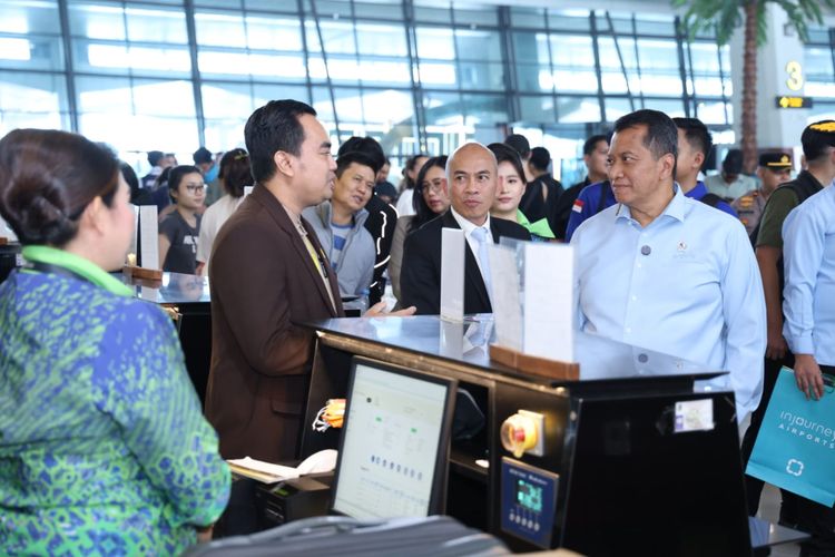 Wakil Menteri Pendayagunaan Aparatur Negara dan Reformasi Birokrasi (PANRB) Purwadi Arianto melaksanakan peninjauan terhadap penyelenggaraan layanan angkutan umum di kawasan Bandara Soekarno Hatta dan Pelabuhan Tanjung Priok, Rabu,(18/3/2026). 
